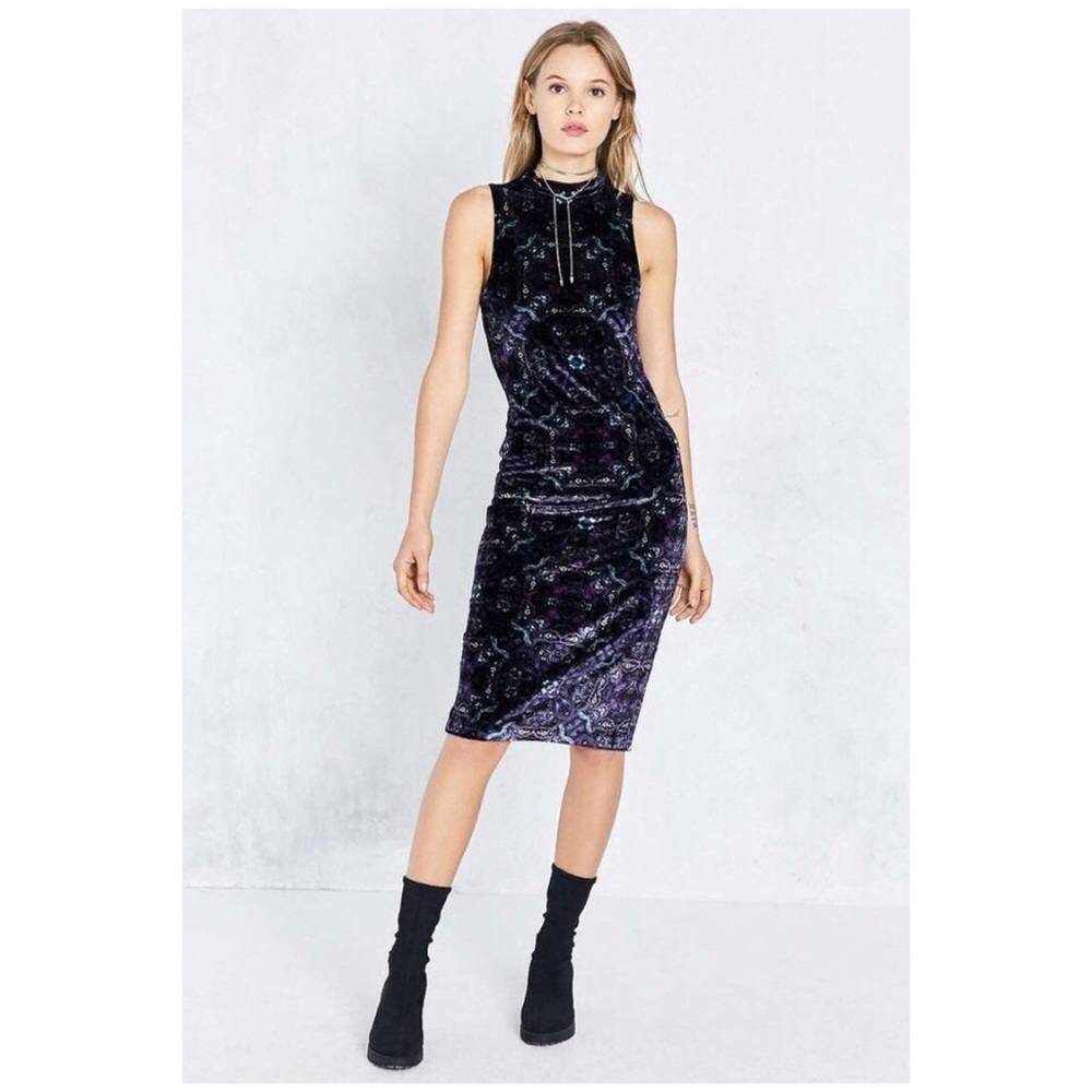 Ecote Zodiac Velvet Mock-Neck Midi Dress